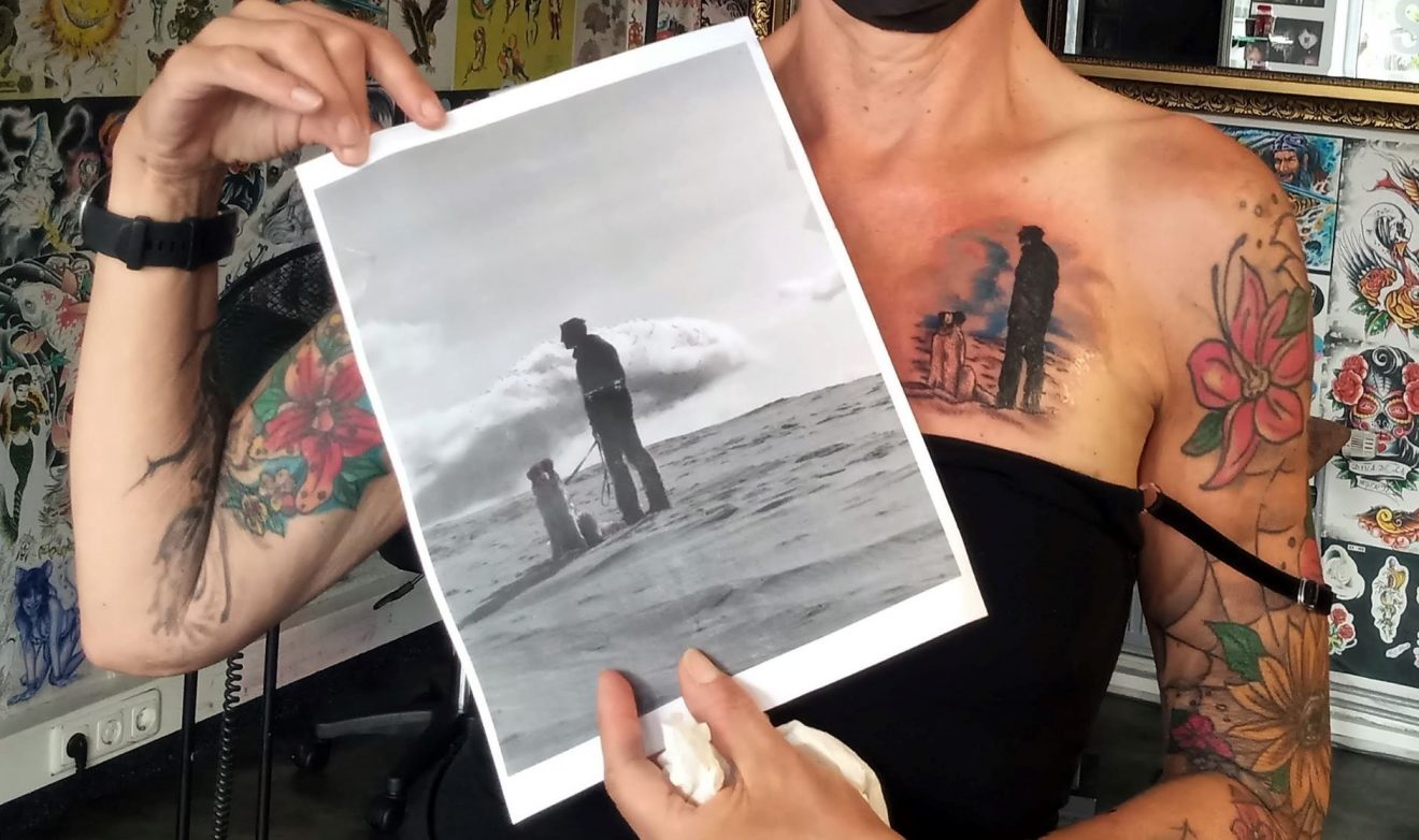 Sabine Scholze hält ein Foto von ihrem Mann Tim und ihrem Hund. Dieses Bild ist die Vorlage für ein neues Tattoo über dem Herzen, das im August 2021 entstanden ist. das ebenfalls zu sehen ist.