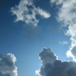 Ein Bild, das Mut machen soll: Ein Stück blauer Himmel zwischen dicken Wolken.