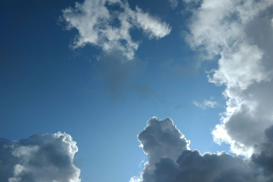 Ein Bild, das Mut machen soll: Ein Stück blauer Himmel zwischen dicken Wolken.