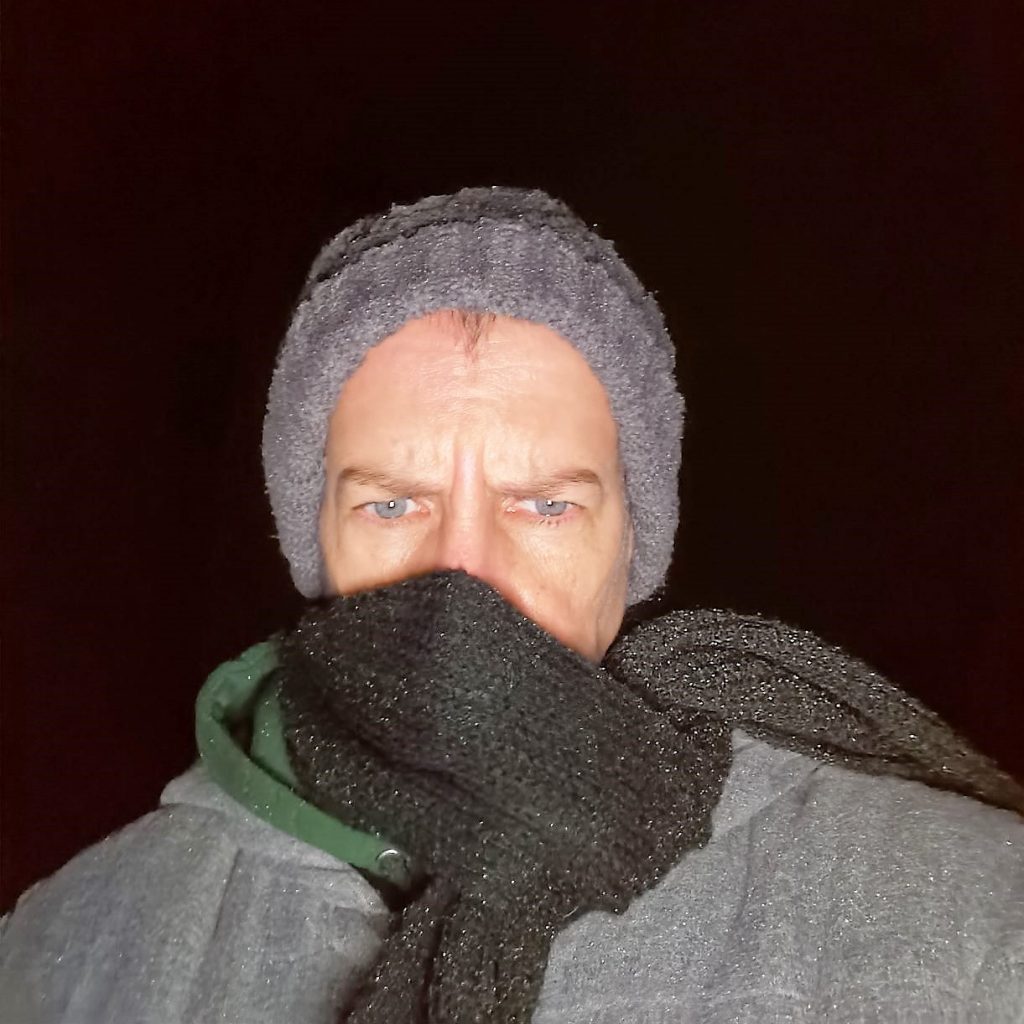 Sabine Scholze bei einem Spaziergang im Dezember 2021 mit Mütze und Schal vor der Nase - und "grolligem" Gesichtsausdruck.