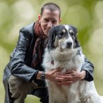 Ein Foto von Sabine Scholze und ihrem Herdenschutzhundmix Frollein Frieda. Sie war auch im Jahr 2021 eine wichtige Begleiterin.