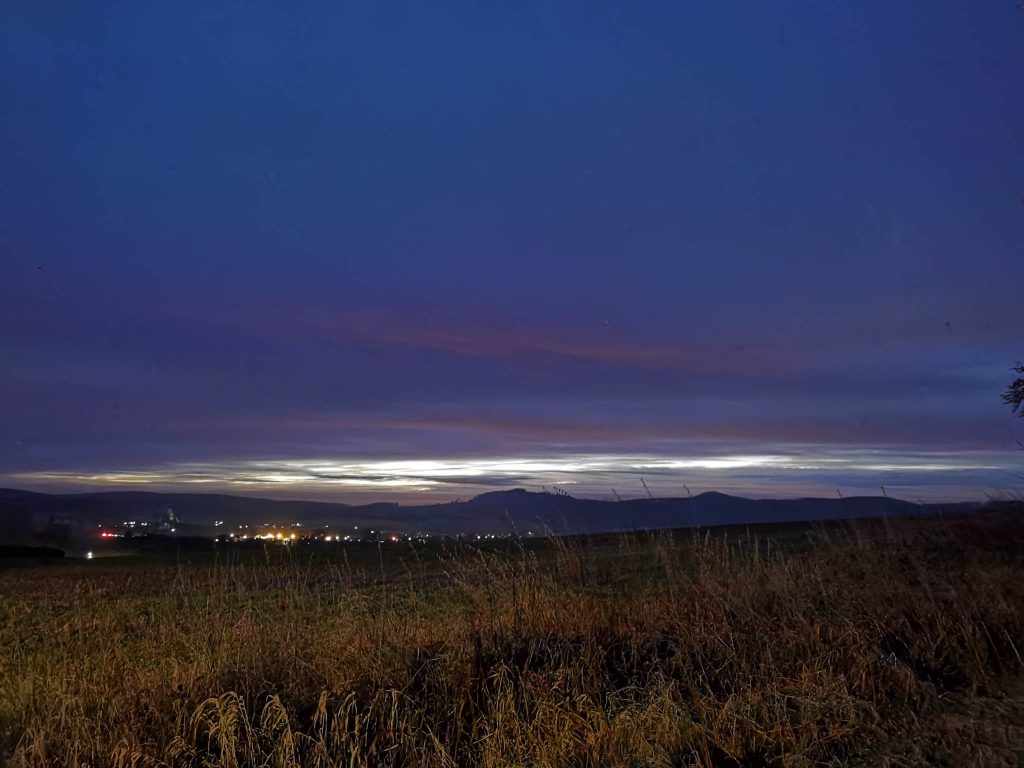Blick über die Felder auf Scheden am frühen Morgen des 12. Januar 2022. Am Horizont dämmert es schon.