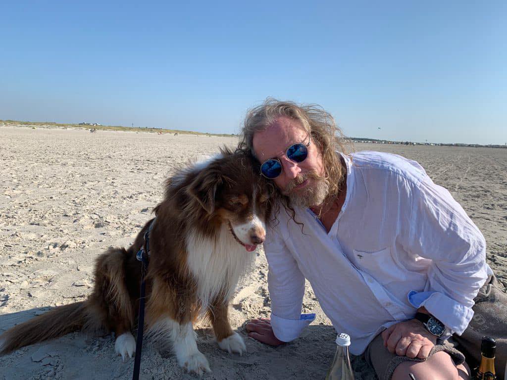 Uwe Telkamp mit einem seiner Boarder-Collies am Strand. Er sagt zum Tod seiner Frau: "Die Welt hört auf, sich zu drehen."