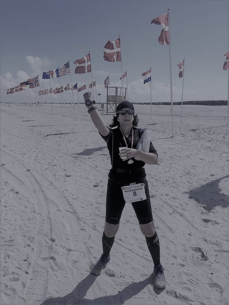 Die Message vom zweiten Marathon. Sabine Scholze steht in Hvide Sande im Ziel des North-Sea-Beach-Marathons. 
