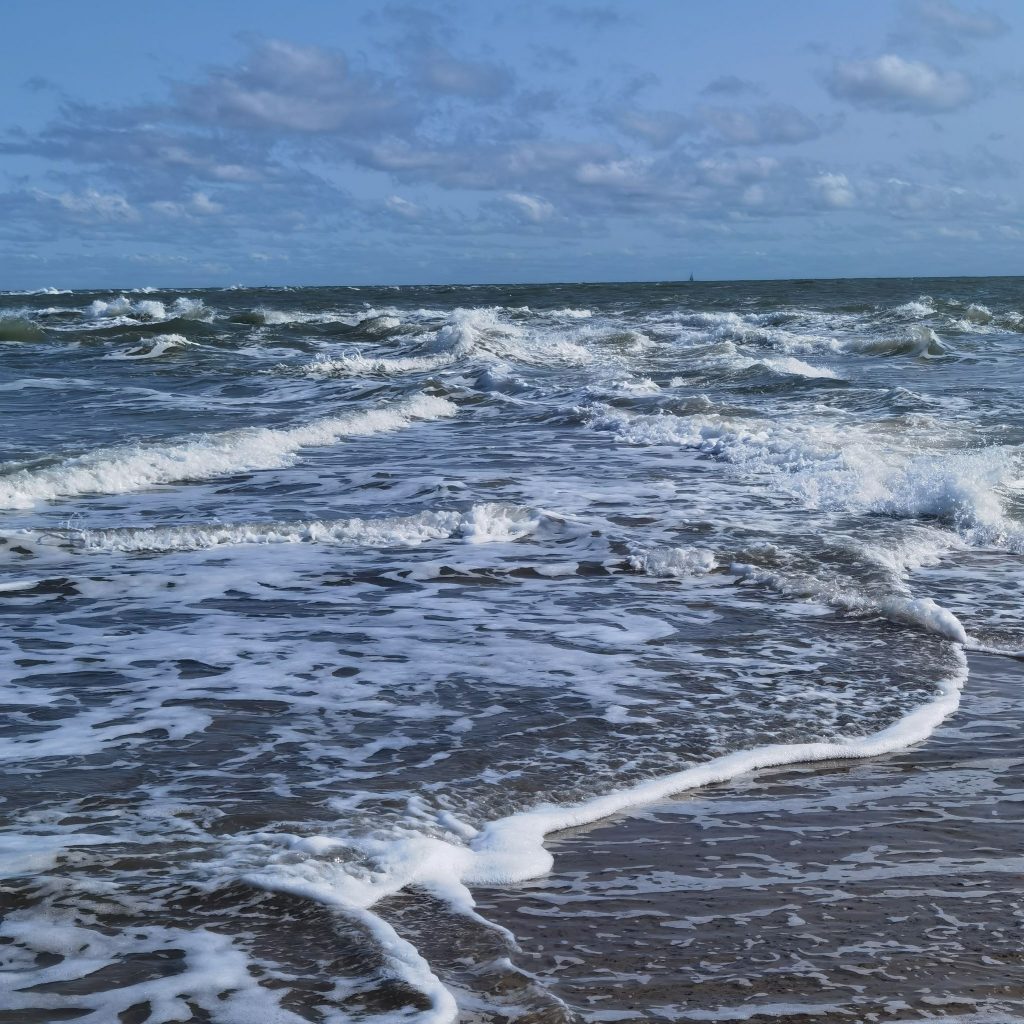 Kein Bild aus dem Dezember 2022, aber ein Symbol für den Verlauf des Monats: Wellen am Ufer.
