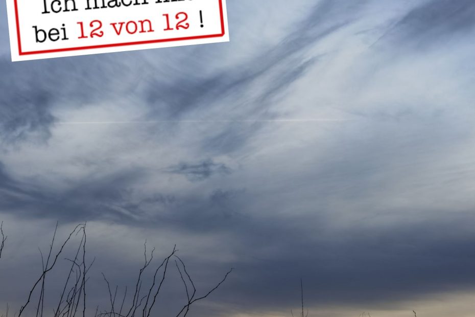 Das Beitragsfoto zu 12 von 12 im April 2022: Ein Sonnenuntergang mit dramatischen Wolken