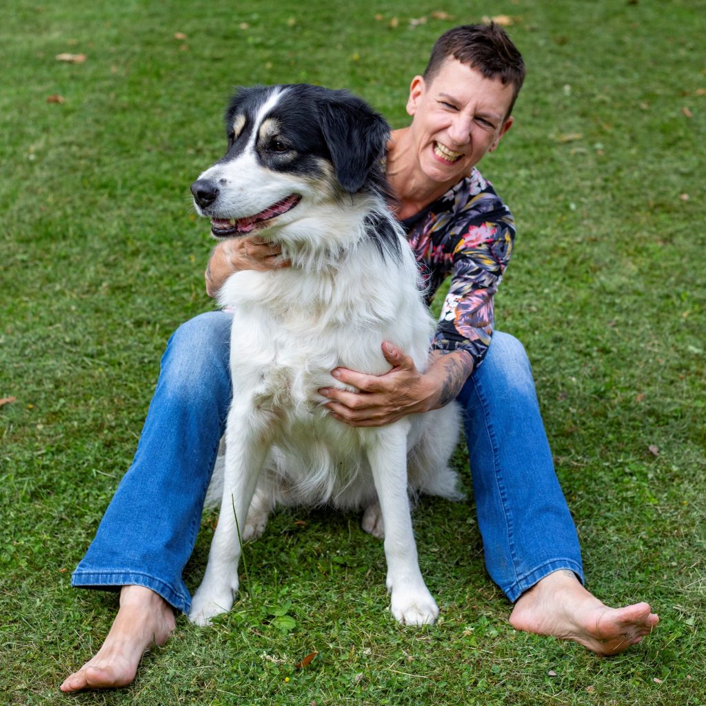 Gute Selbstfürsorge ist für Sabine Scholze auch das Zusammensein mit ihrem Hund Frollein Frieda.