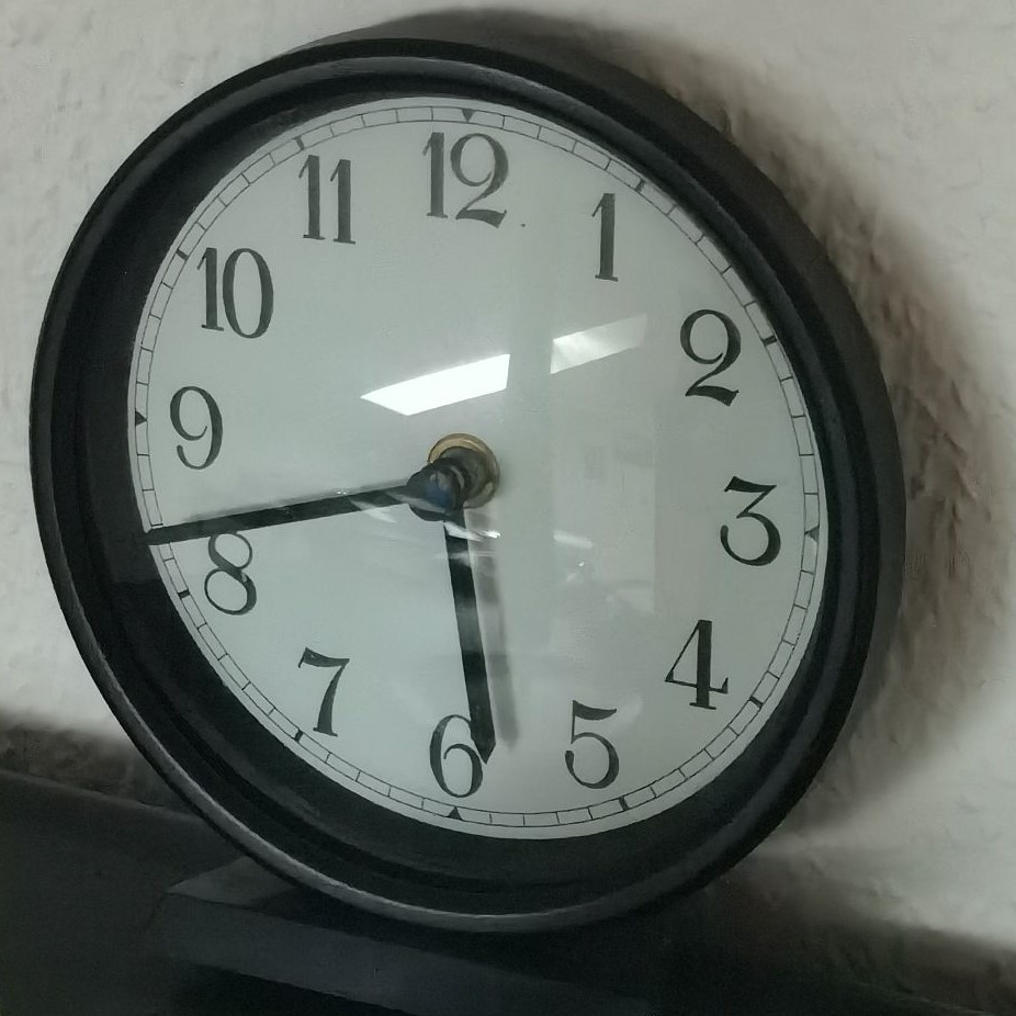 12. Juni 2022, 5:42 Uhr. Ich habe verschlafen. Das Foto zeigt eine schwarz-weiße Uhr.