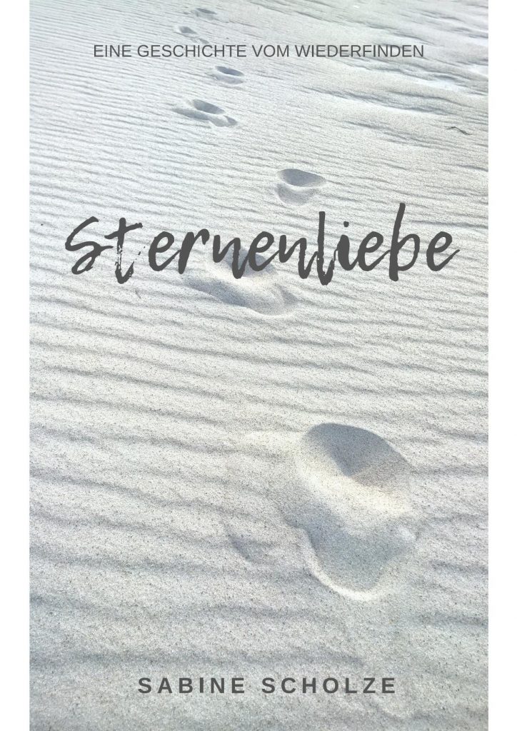 Weil die Sehnsucht nach meinem Liebsten so groß war, habe ich "Sternenliebe - eine Geschichte vom Wiederfinden" geschrieben. Dies ist das Cover: Fußspuren im Sand.