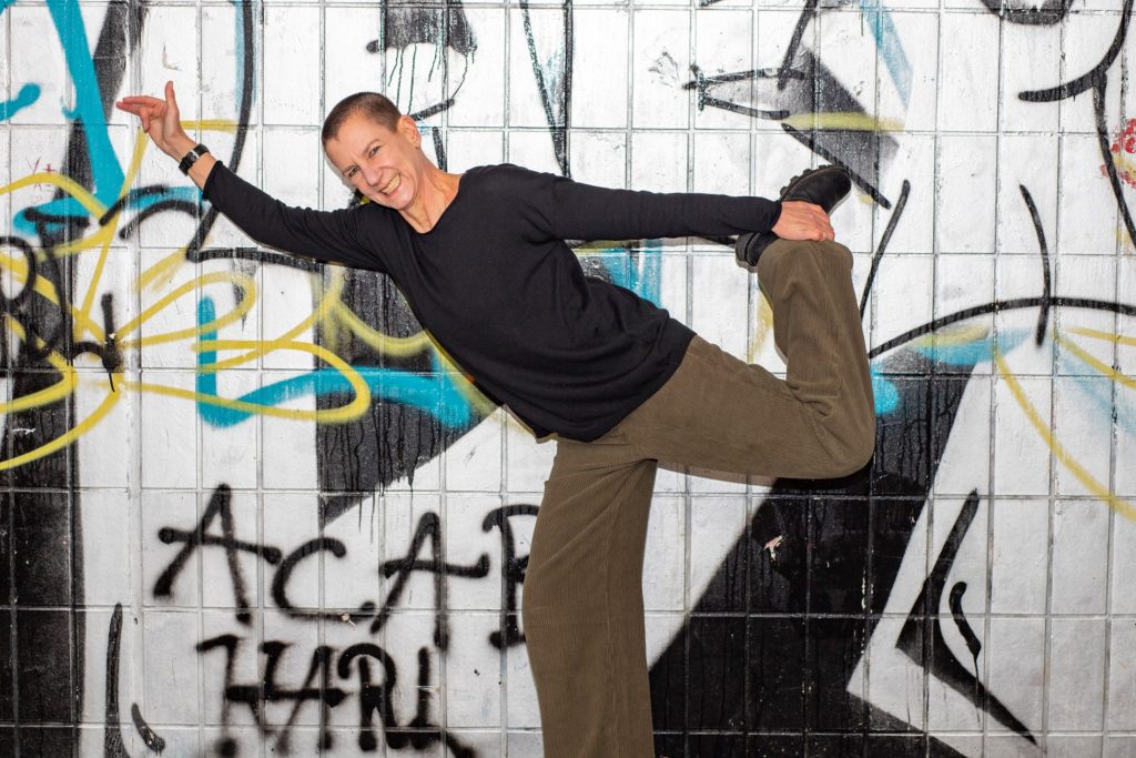 Ein weiterer Fun Fact über Sabine Scholze: Sie liebt die Yoga-Position "Der Tänzer" und macht sie bei jedem Fotoshooting.
