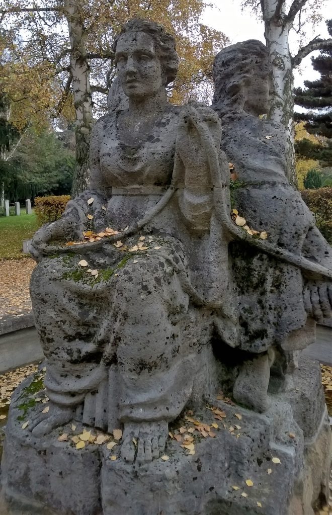 Dieses Foto entstand nach dem 27. September 2015 auf dem Göttinger Stadtfriedhof: Eine Statue der drei Nornen.