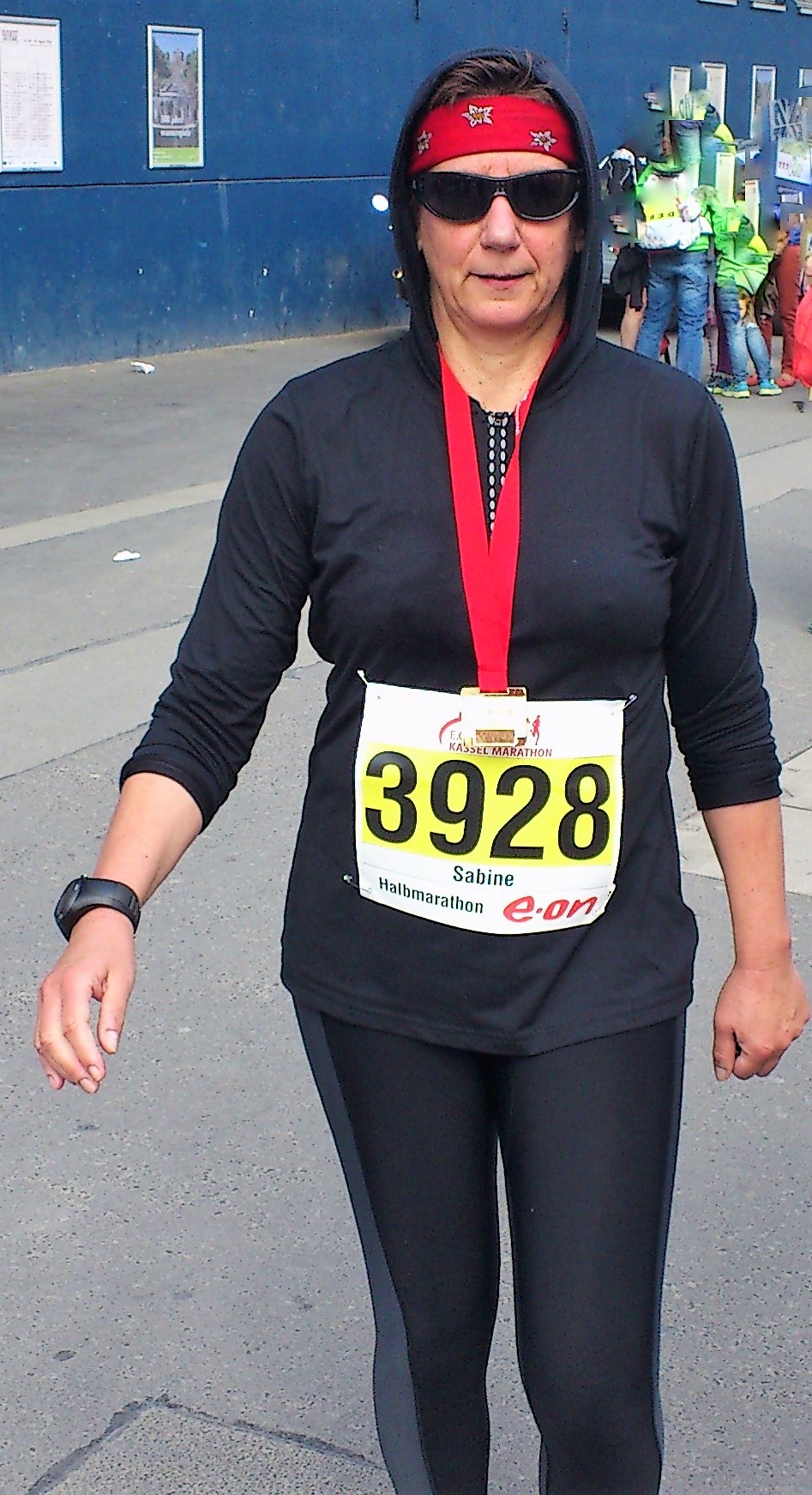 Sabine Scholze mit 50plus im Ziel des Kassel-Halbmarathons 2014.