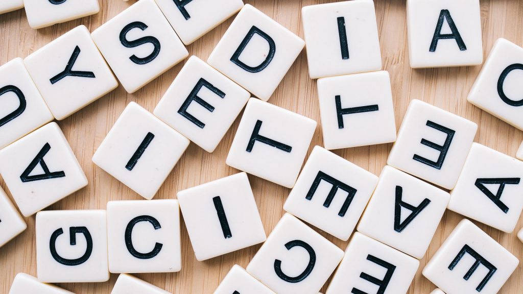 Deutsche Sprache - schwere Sprache: Ein Foto mit Buchstaben für Scrabble.