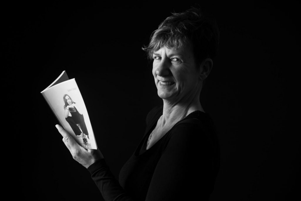 Das Titelbild des ersten Artikels zum Gendern: Sabine Scholze hält ihr eigenes Buch in der Hand.