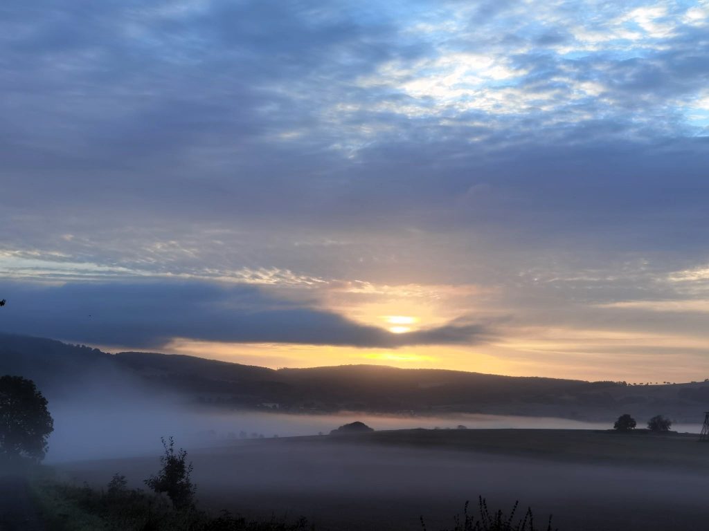 Spätsommer September 2023: Nebel liegt über dem Schedetal.